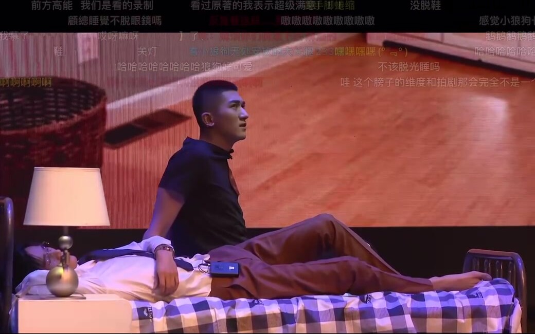 综艺节目里上演的精彩瞬间,台下的观众尖叫声不停