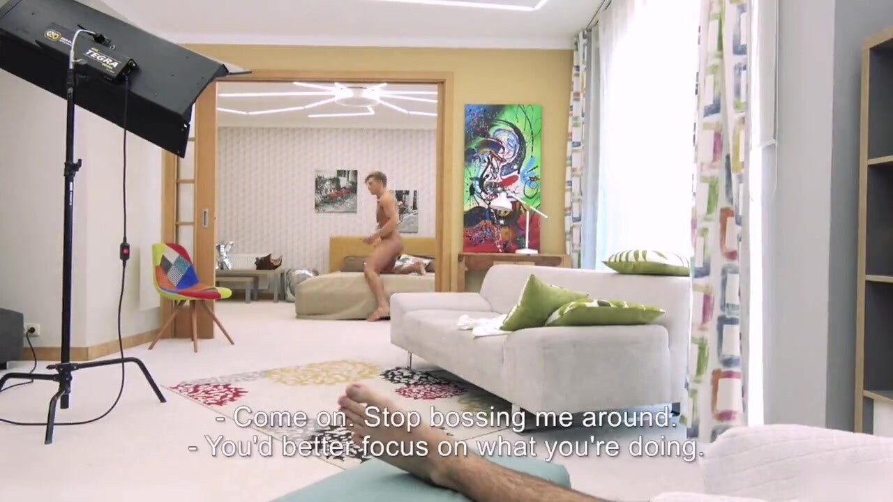 欧美精选大屌肌肉帅哥模特拍写真展示身材,好友在旁边看着忍不住加入激情碰撞,主页合集更精彩(上)