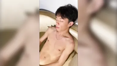 抖音网红极品天菜南昌大一新生性爱视频泄露 颜值爆表身材超棒鸡巴超大 第一次和男人互操 表情中透露着羞涩