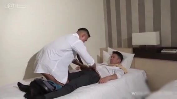 (完整版) 和直男同事一起出差_趁他出门偷内裤闻,被当场抓住_用大屌插入满足这骚逼