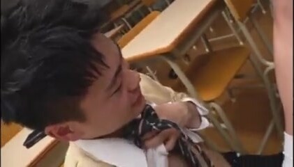(教室性侵) (完整版) 教室威逼小学弟诱奸勾引强行暴露配种学弟求饶中惨遭爆插沦为胯下玩物