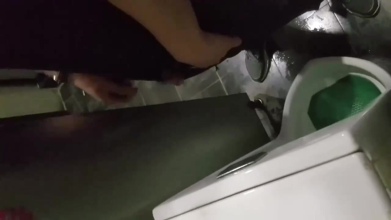 KTV厕所偷摄醉男入厕
