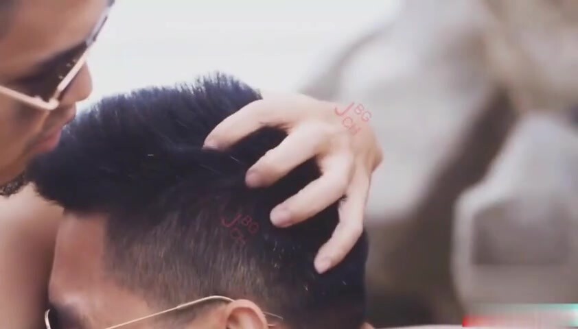 八块腹肌人鱼线帅哥和bf海滩热情开操
