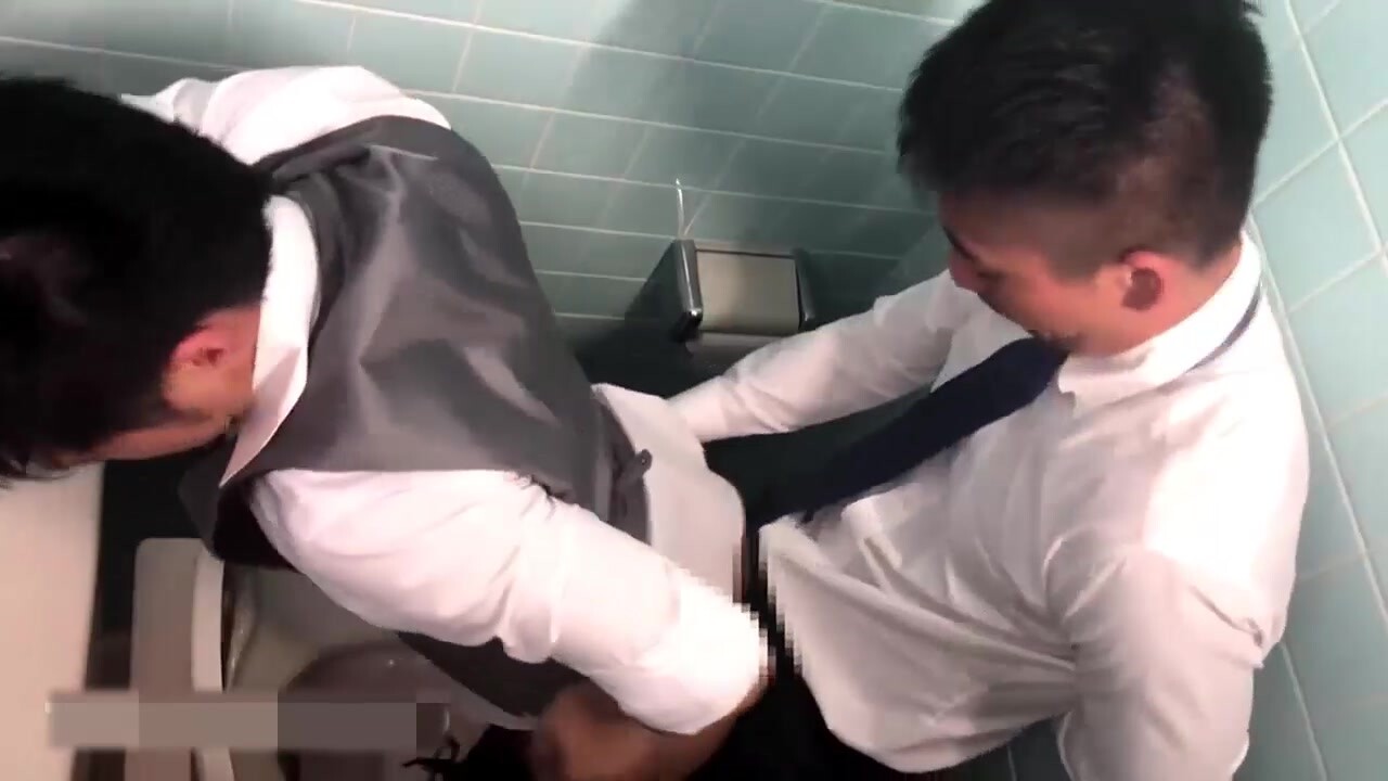 公司西装男职员厕所偷情被发现