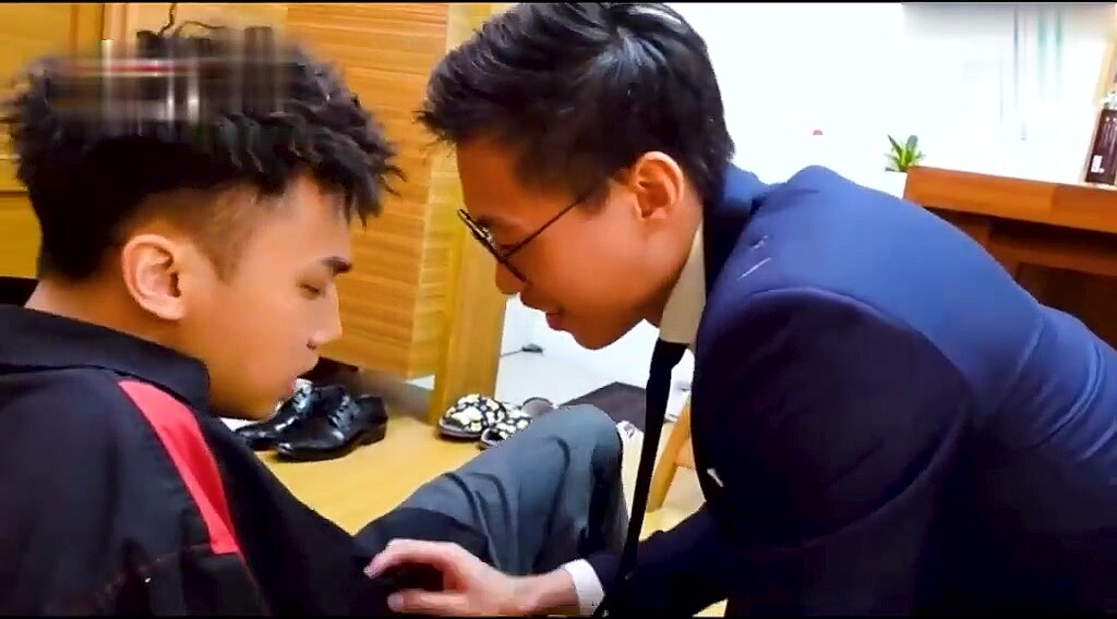 剧情【迷奸同事】房间猛干大屌直男,插出大量淫水