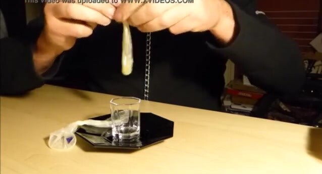 重口吞精,从外收取的带精液的套套,吞的一干二净还要把舌头伸进套子里舔一遍