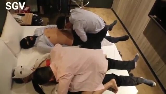 【上集】捡到两个醉酒同事,叫朋友一起来享用,结果最后反被强暴