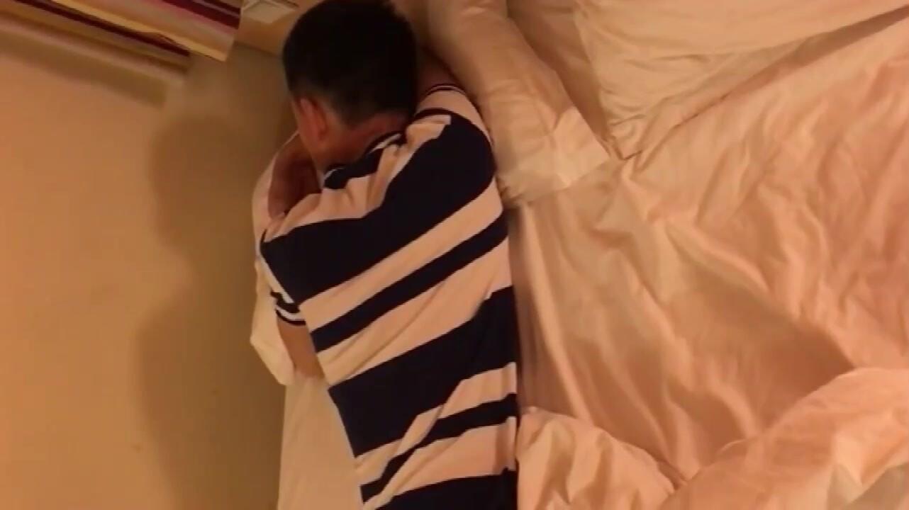 【推荐上集】酒吧门口捡到醉酒小帅哥,开房让他睡觉,骗他把内裤脱了,睡着后无套开苞