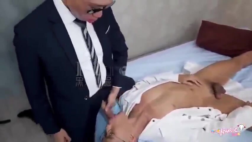【最新最火剧情】飞机杯盲测导演出品,寸头帅医生被痞子正装病人强干,叫的好刺激