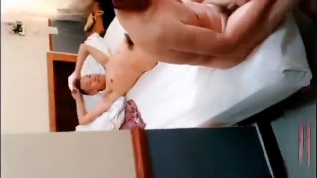 五位大爷花钱玩直男小伙,小哥鸡巴被大爷排队狂吸,骚菊被轮流捅