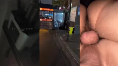 便利受勾引理发店学徒,刚见面就被吸引忍不住给他舔起来