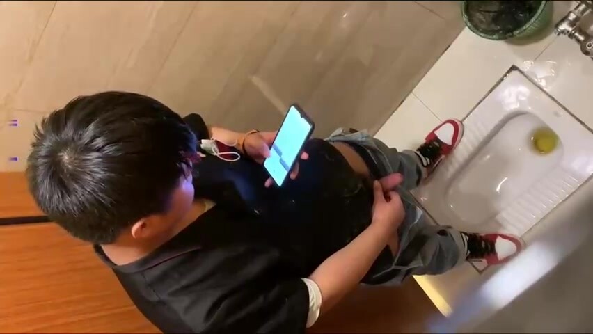 宿舍楼厕所蹲守泄欲同学第五弹,到地脱光撸管,射完不冲,跑去看精液