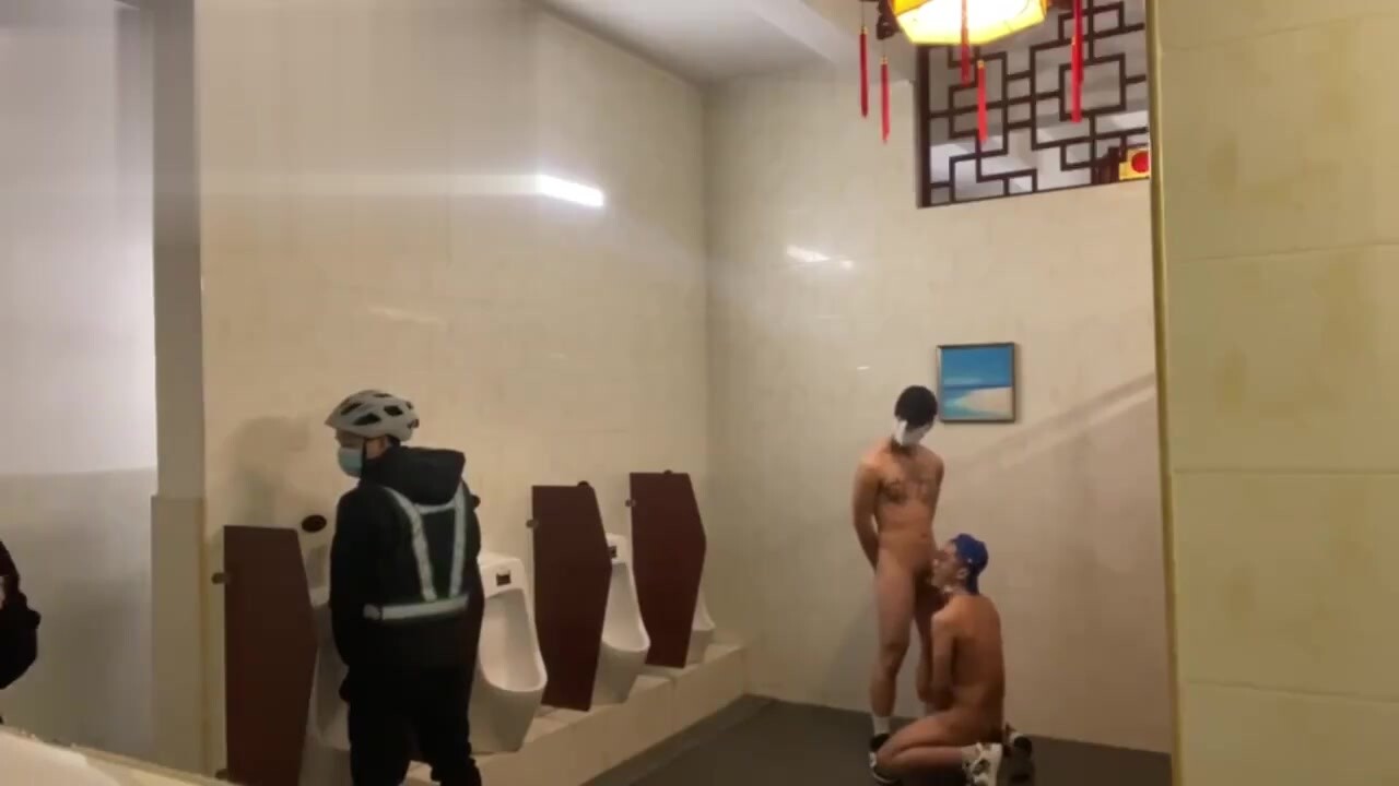 极限暴露 骚逼和男友在公共厕所当众裸体口交 惊的路人拿出手机拍摄 好刺激