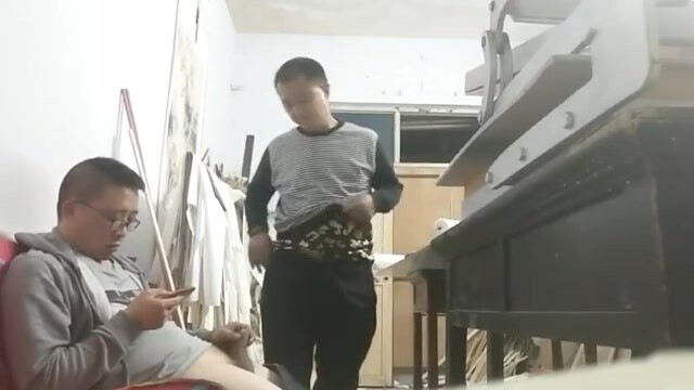 眼镜语文老师被数学老师约到教室里,帮语文老师口,时不时还拿自己的大吊去触碰眼镜老师的腿,勾引他