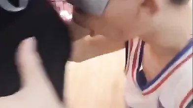 球服小狼狗人前人后大不同,背地里喜欢被臭脚爸爸调教玩弄,尿液淋在身上一脸贱样,活脱脱的骚狗
