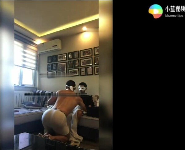 羽锡勾引小帅哥,开始强吻顺便帅给他一沓钱,被小帅哥翻身按着后入狠操
