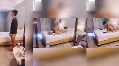 翘臀浪逼逃课出来约炮,跪在地上被按着头强制口交,肉逼被大鸡巴猛操进进出出,无缝交配紧密结合