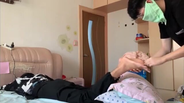 表弟问表哥借钱出去玩 为此付出被tk挠痒痒的代价