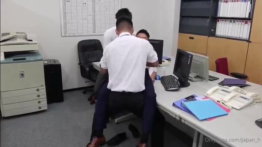 喜欢袜子的下属被用作上司的性处理工具