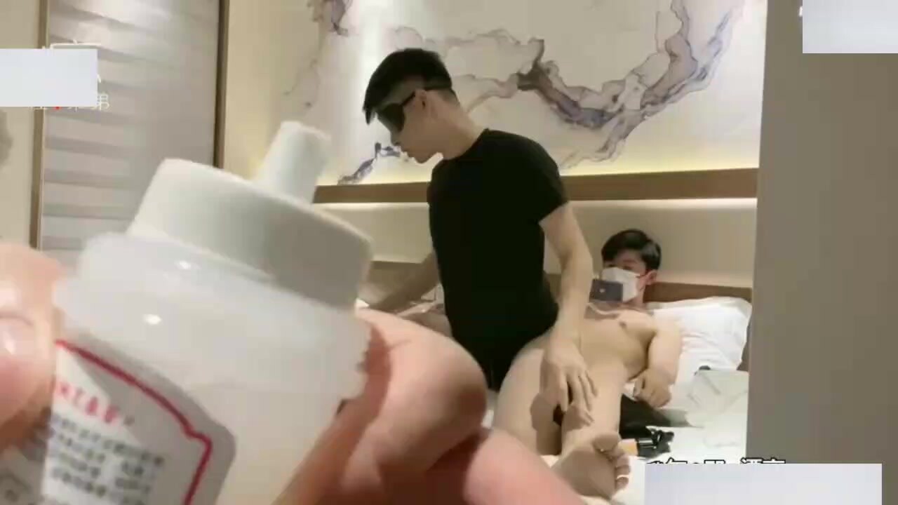 性瘾弟弟在酒店里约了两个主来艹他发痒的骚逼(5)