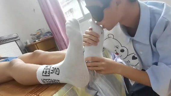 放假回家的鲜肉兄弟饥渴互玩(完整版)