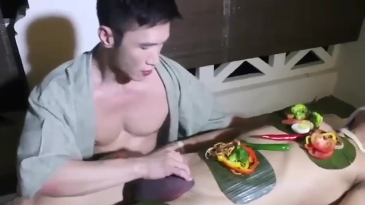 新人求关注 帅哥被绑架 绑在餐桌上 身上摆满食物 绑匪享用裸体上的美食 最后帮他口交 爽死了