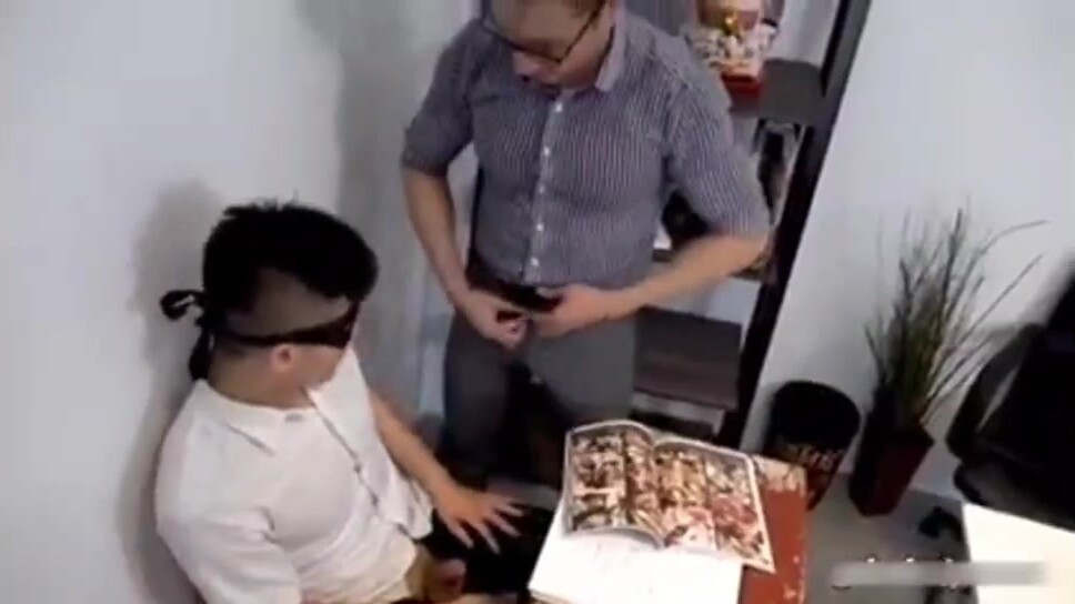 上课看小黄书 被老师抓住惩罚