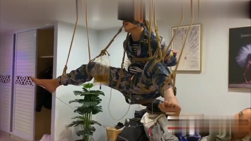 粉丝专享福利 兵哥哥被主人悬吊调教,还挂着尿袋,嘴上说好羞耻啊…
