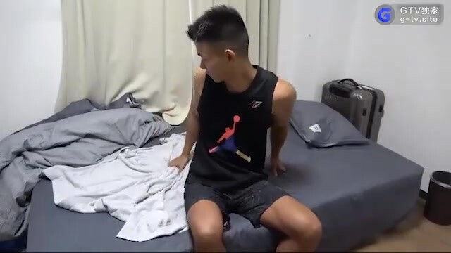 【福利版】体育生宏翔12月最新视频,被天菜大叔狂干半小时