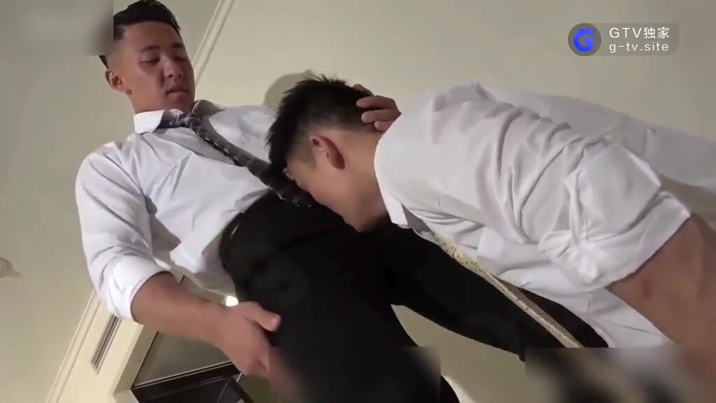偷闻前辈内裤打飞机被抓,被前辈的大屌贯穿菊花 上集