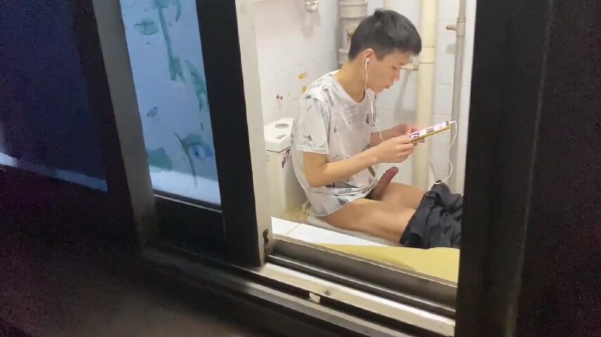 大吊同学在厕所里飞机,人帅吊壮