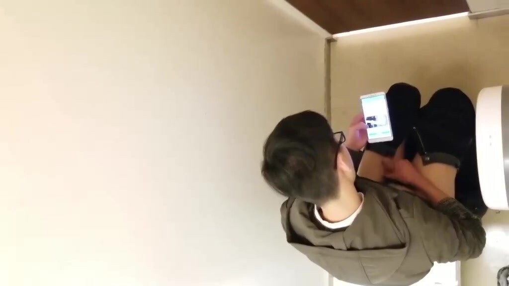 学校图书馆上自习,尾随窥视同桌上厕所,欣赏初毛鸡喷射被发现了