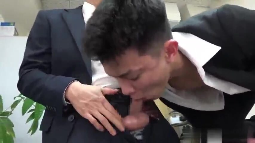 宏翔的升职之路,在网上拍GV被性瘾老板发现,被叫进办公室强行操逼,捂着嘴一顿狂捅玩得雄汁直流