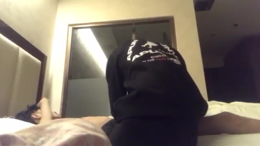 寸头纹身帅哥趁兄弟酒后开苞,又吸又舔把兄弟鸡巴口得硬邦邦,强行破处操逼痛得兄弟下意识的抗拒