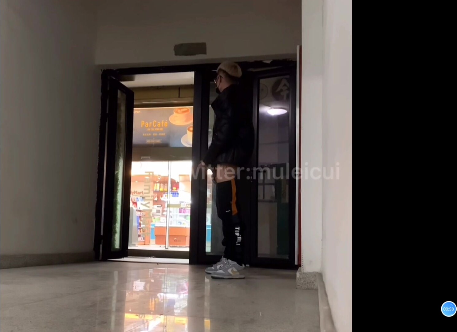 快乐风男：商场楼道口