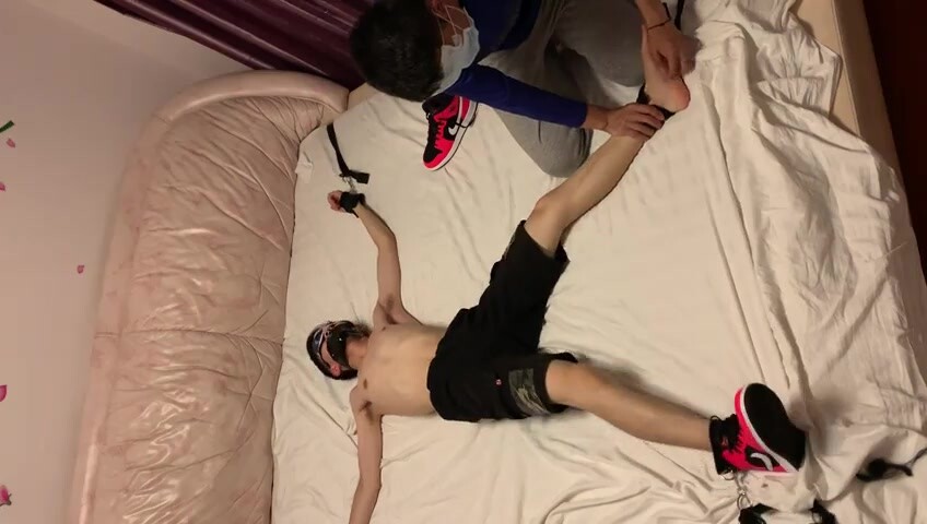 大一新生被同班同学诱骗到酒店捆绑挠痒控射取精