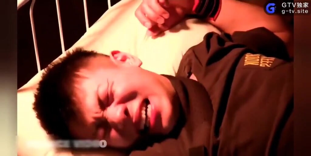 某医院…深夜出现在的熟睡病人枕边的是！？在其他患者入睡后,悄悄地开始舔病人的脖颈和乳头…！！(下)