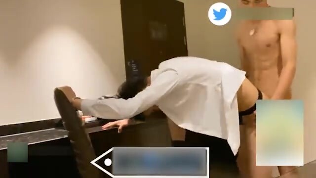 浪老师酒店健身房勾搭服务生(上) ,带回房间跟炮友一起3p