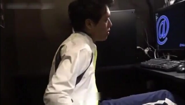 (上) 西装帅哥网吧旅馆偷窥体育生撸屌 被胁迫要报警 惨遭双龙爆菊操玩