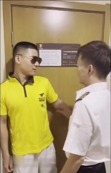[福利版] 肌肉打桩机 外卖员被空少勾引,给钱操空少
