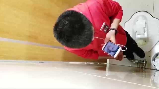 宿舍楼厕所蹲守泄欲同学第六弹,割过包皮的大鸡巴真耐撸,喷射五股浓精