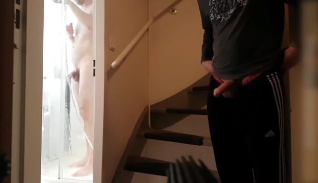 [推荐]暗恋大鸡巴室友很久了,终于偷窥到他洗澡,吊大肥臀好想操他,偷偷撸射