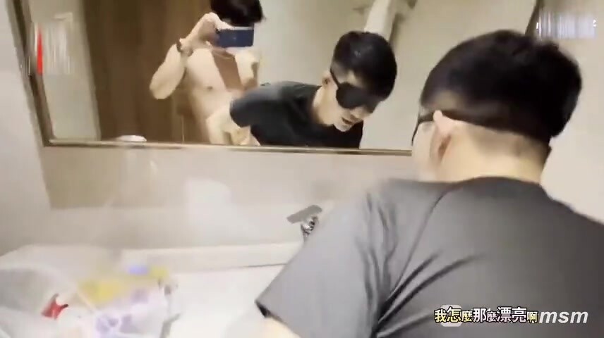 【下】小奶狗发骚求大屌 一根不够 菊花里塞一根 嘴里还要含着一根～