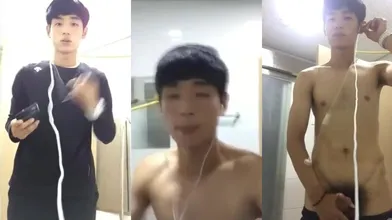 【粉丝福利】小奶狗体育生在厕所展示身材,飞机挺大撸射给你