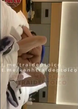 为了入选足球队,体育生啊不得不忍受教练的巨根凌辱