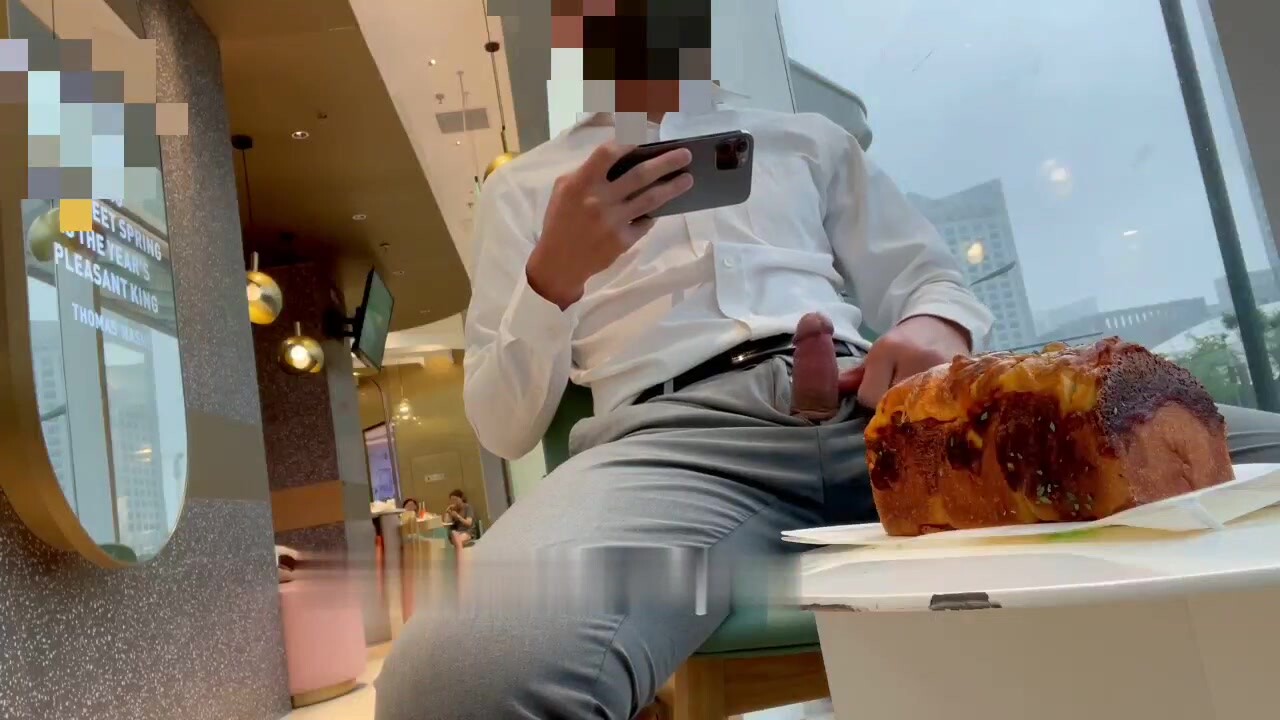 正装哥们挑战极限暴露,当着服务员的面在商场打飞机,精液射在蛋糕上给自己加餐,太重口味了
