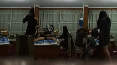 直男体育生嫖娼,误闯伪娘窝,超粗大鸡巴惹围观,伪娘轮番享受！
