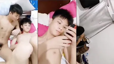 纹身帅哥带直男侄子出来玩,全身脱光光对着嫩屌直接口,压在身下摩擦强吻,把侄子弄生气后都不带理他的哈哈