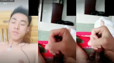 美女记者诱惑痞帅直男小哥撸射,太帅了,爱了爱了