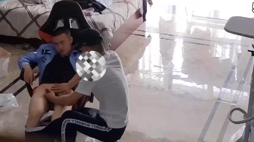 醉酒的警察带回家